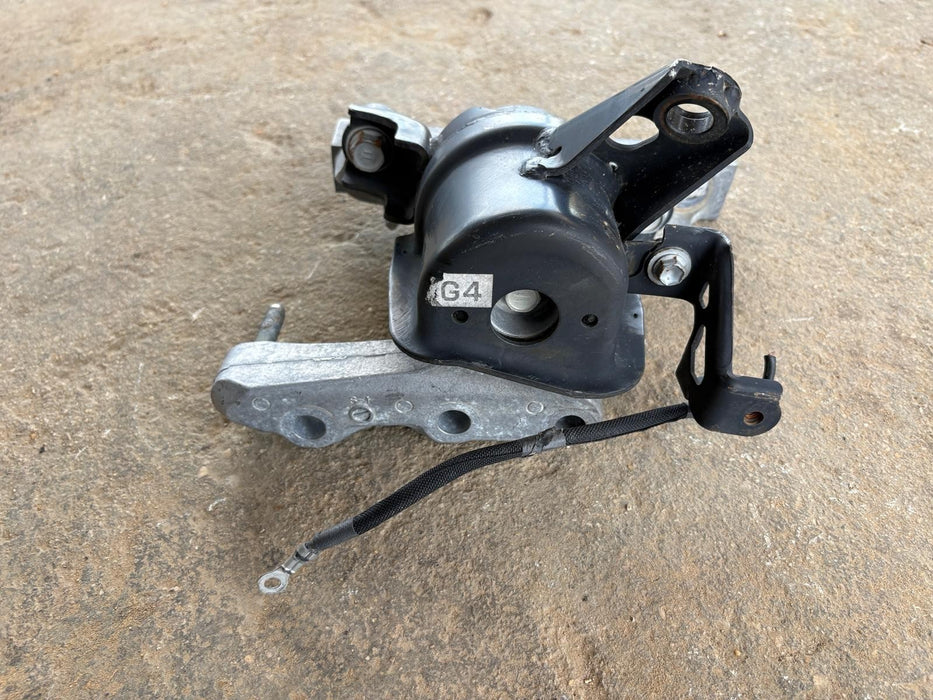 2015-2021 LEXUS NX200T 2.0L ENGINE MOTOR RIGHT MOUNT BRACKET INSULATOR OEM