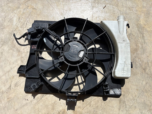 2013 - 2017 Hyundai Veloster 1.6L Radiator Fan Motor Fan Assembly OEM