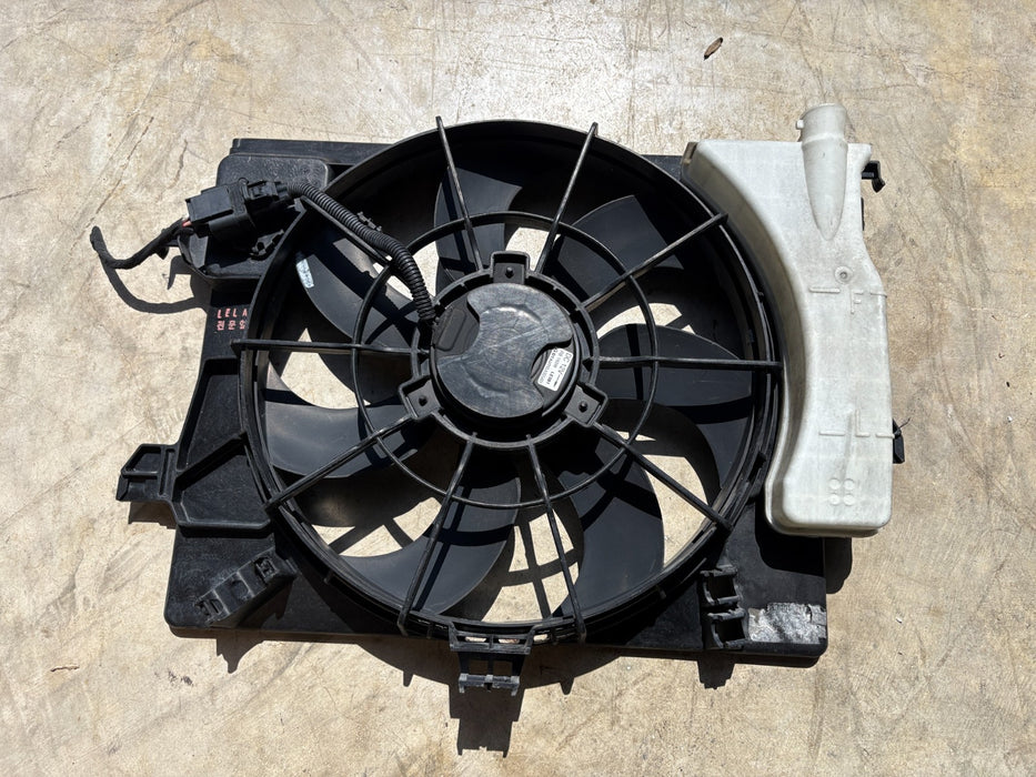 2013 - 2017 Hyundai Veloster 1.6L Radiator Fan Motor Fan Assembly OEM