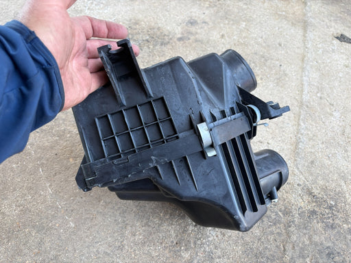 2010 - 2011 Honda CRV 2.4L Air Filter Cleaner Assembly OEM