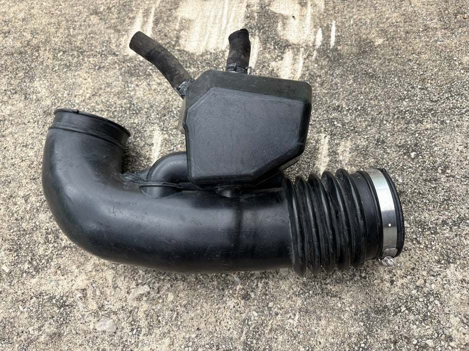 2004–2008 Nissan Titan 5.6L Air Intake Cleaner Hose Tube 16576-7S000 OEM