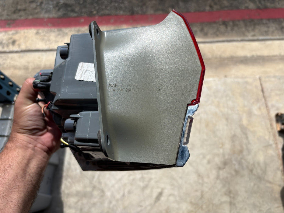 2014-2018 JEEP GRAND CHEROKEE RIGHT SIDE TAIL LIGHT OEM P68110016AF