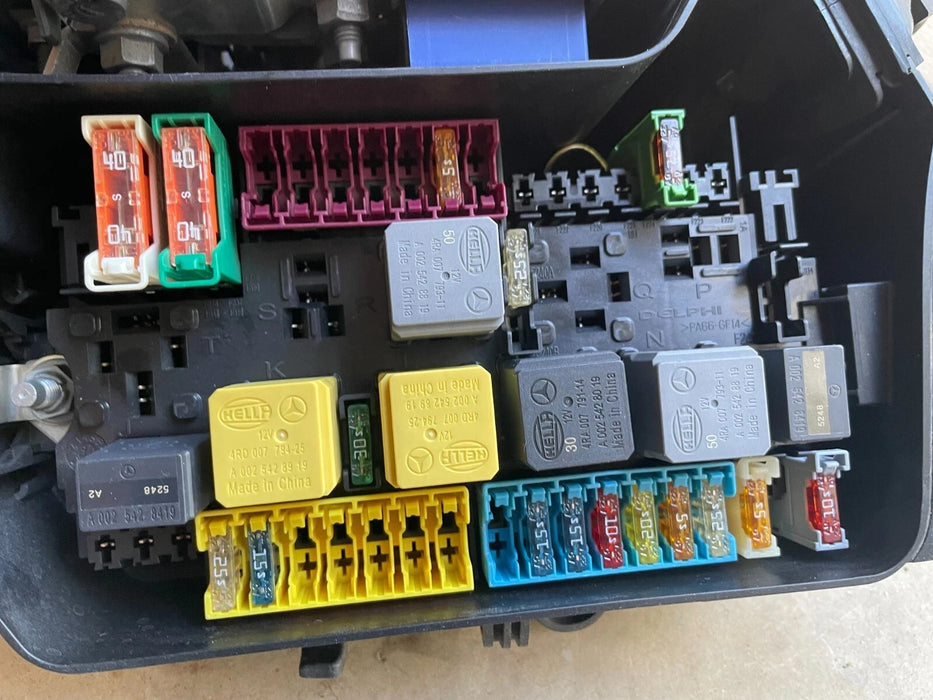 2014-2019 MERCEDES-BENZ CLA-Class CLA250 2.0L Engine Fuse Relay Box OEM