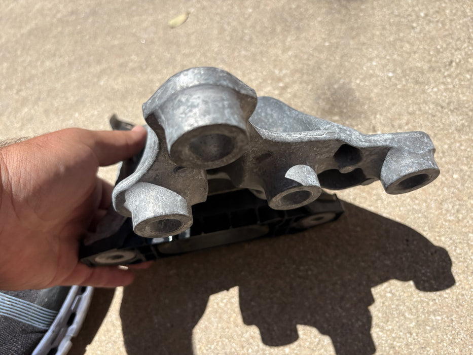 2018-2021 CHEVROLET TRAVERSE FRONT LEFT TRANSMISSION MOUNT BRACKET 84382026 OEM