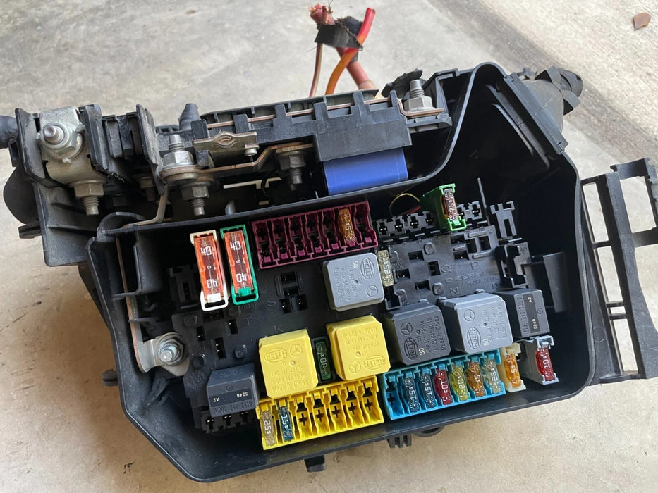 2014-2019 MERCEDES-BENZ CLA-Class CLA250 2.0L Engine Fuse Relay Box OEM