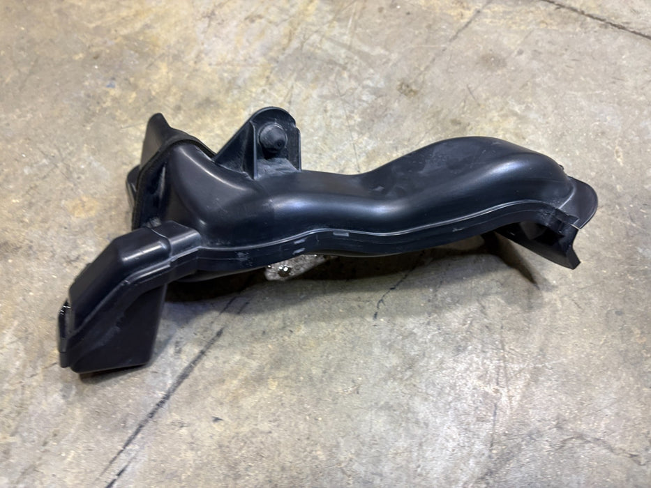 2018-2024 NISSAN KICKS 1.6L AIR INTAKE CLEANER LOWER INLET DUCT HOSE TUBE 5RB2A