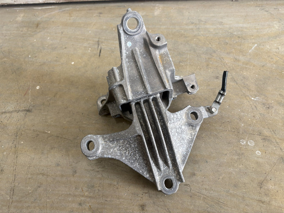 2017 - 2019 HONDA CR-V LEFT TRANSMISSION MOUNT SUPPORT BRACKET OEM