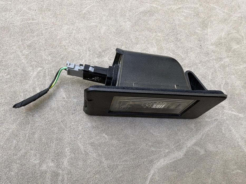 2018 - 2024 CHEVROLET EQUINOX LICENSE PLATE LIGHT LAMP 13590043