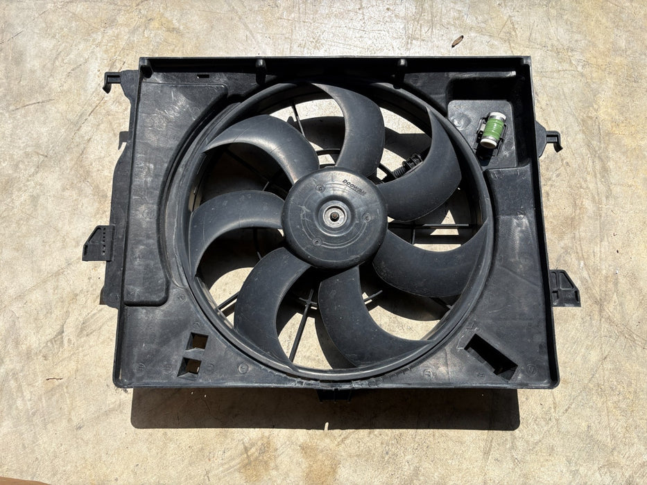 2013 - 2017 Hyundai Veloster 1.6L Radiator Fan Motor Fan Assembly OEM