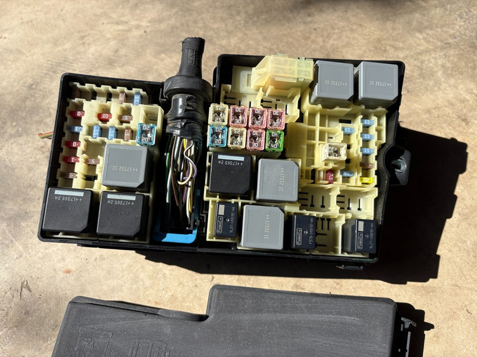 2015 - 2018 FORD FOCUS 2.0L ENGINE FUSE RELAY JUNCTION BOX AV6T-14A067-AD