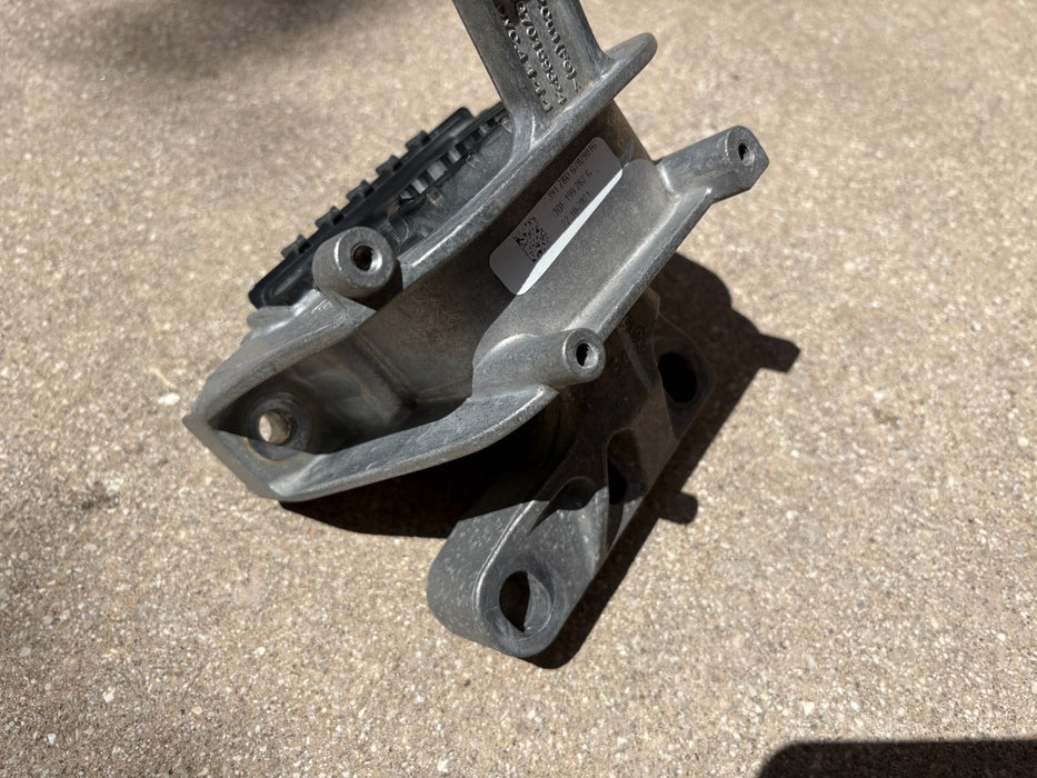 2020 - 2023 Volkswagen Atlas Cross Right Engine Frame Mount Support OEM