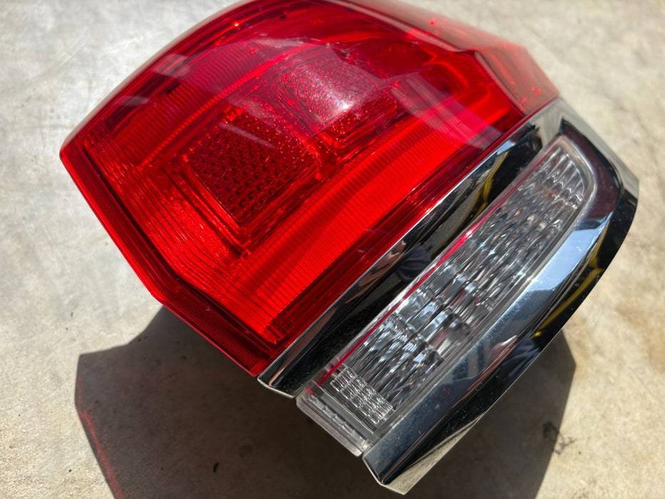 2014-2018 JEEP GRAND CHEROKEE RIGHT SIDE TAIL LIGHT OEM P68110016AF