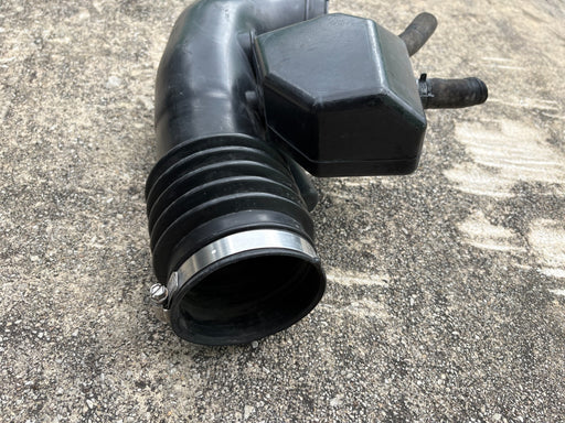 2004–2008 Nissan Titan 5.6L Air Intake Cleaner Hose Tube 16576-7S000 OEM