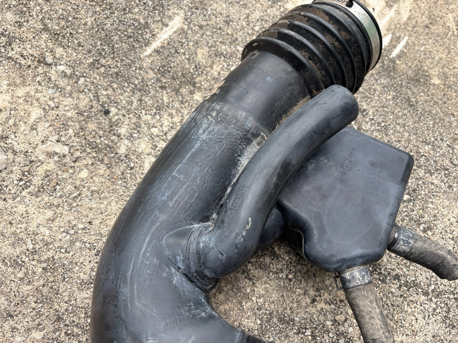 2004–2008 Nissan Titan 5.6L Air Intake Cleaner Hose Tube 16576-7S000 OEM