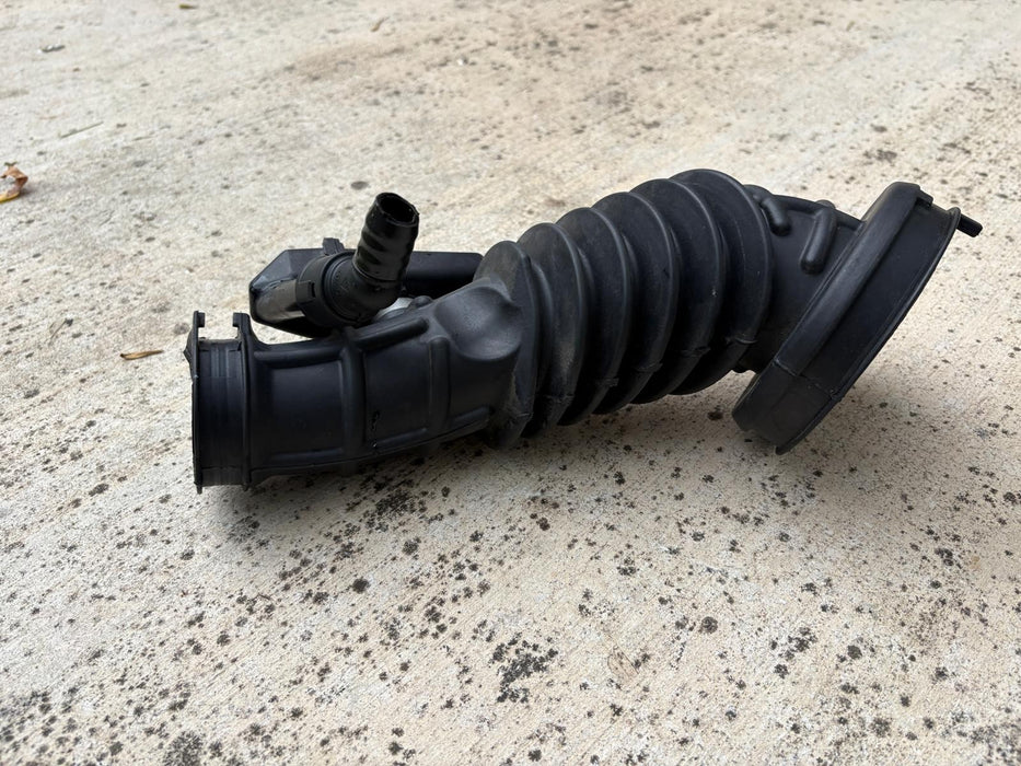 2016-2025 CHEVROLET MALIBU 1.5L ENGINE MOTOR AIR OUTLET HOSE DUCT OEM 84104258
