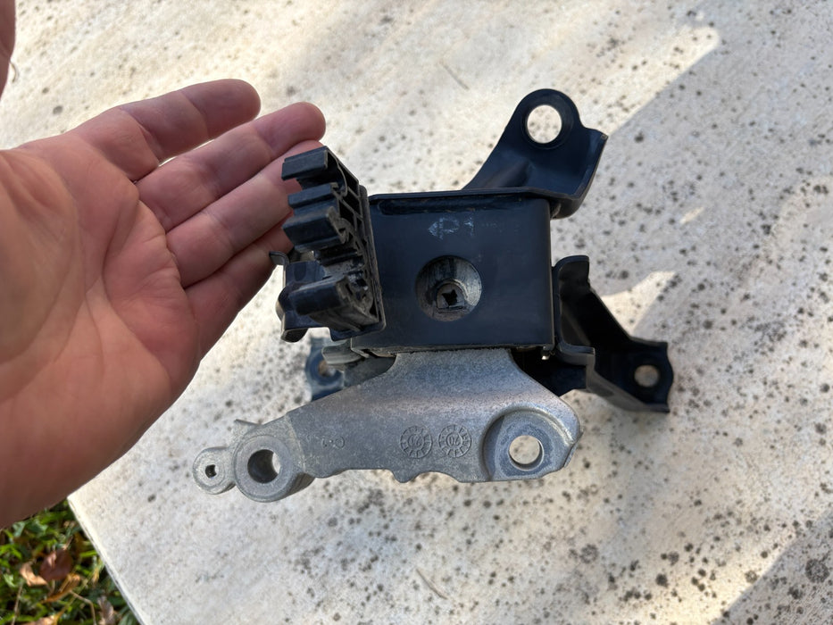 2020-2024 TOYOTA COROLLA ENGINE MOTOR RIGHT SIDE MOUNT SUPPORT BRACKET OEM