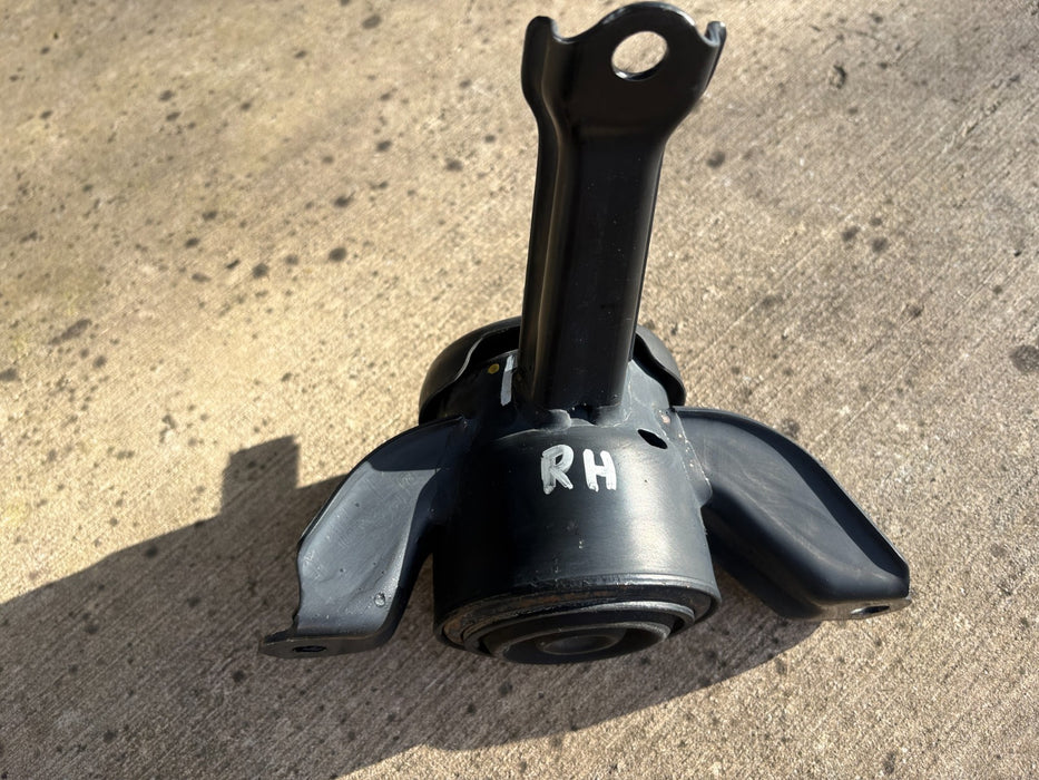 2018-2023 KIA RIO 1.6 RIGHT SIDE ENGINE MOUNT BRACKET 21824-H8000 OEM