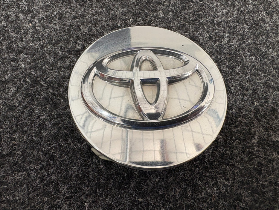 TOYOTA Camry WHEEL RIMS CENTER HUB CAP CAP SILVER BASE CHROME LOGO 62MM