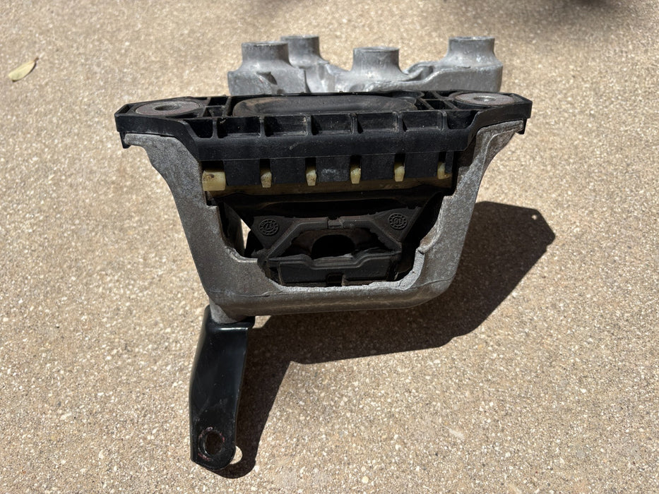 2018-2021 CHEVROLET TRAVERSE FRONT LEFT TRANSMISSION MOUNT BRACKET 84382026 OEM