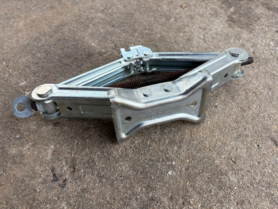 2020-2025 NISSAN VERSA EMERGENCY SPARE WHEEL TIRE LIFT JACK TOOL MAX 900 KG