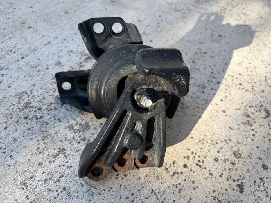 2013 - 2018 Hyundai Santa Fe Sport Right Side Engine Mount OEM