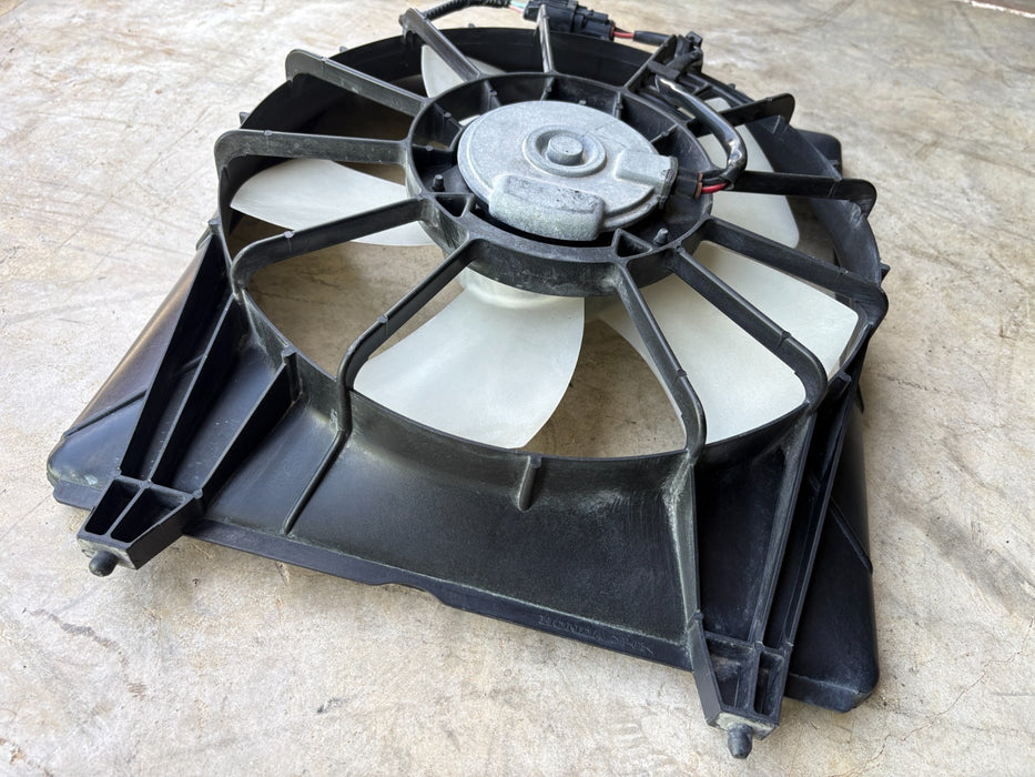 2015-2016 Honda Cr-v Driver Left Side Radiator Fan Motor Assembly OEM