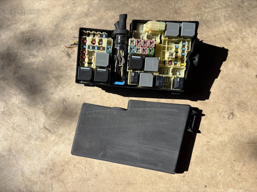 2015 - 2018 FORD FOCUS 2.0L ENGINE FUSE RELAY JUNCTION BOX AV6T-14A067-AD
