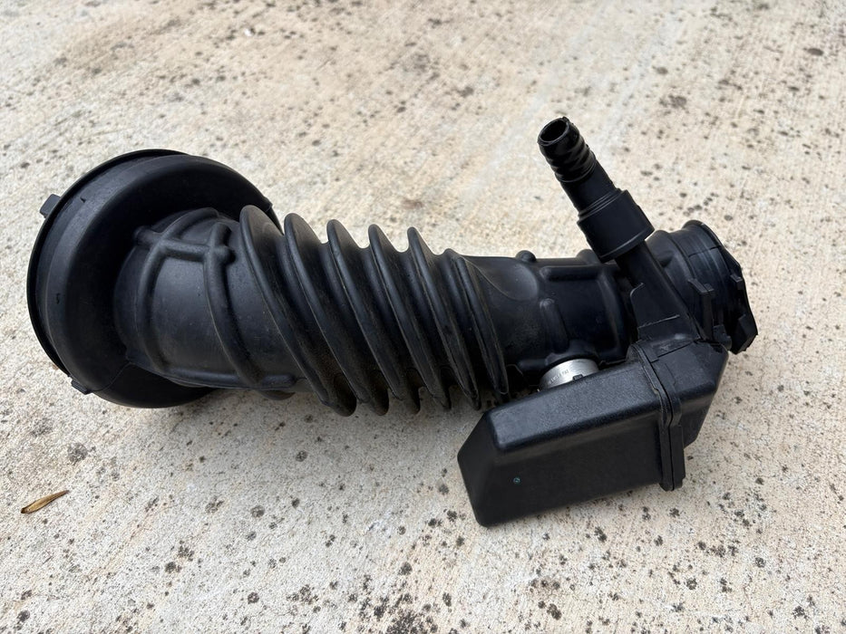2016-2025 CHEVROLET MALIBU 1.5L ENGINE MOTOR AIR OUTLET HOSE DUCT OEM 84104258