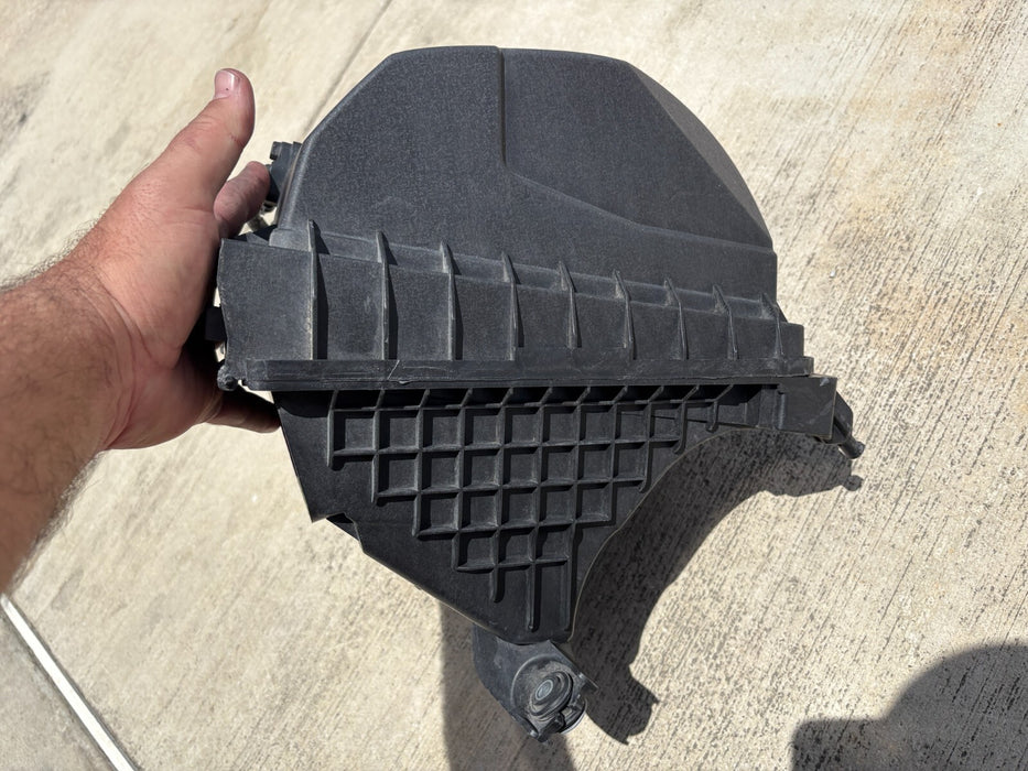 2016-2018 Kia Sorento 3.3L ENGINE AIR CLEANER INTAKE FILTER HOUSING BOX OEM