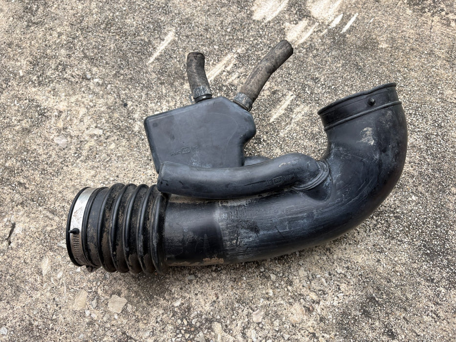 2004–2008 Nissan Titan 5.6L Air Intake Cleaner Hose Tube 16576-7S000 OEM