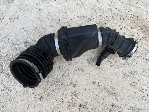 2018–2022 CHEVROLET EQUINOX 1.5L AIR CLEANER OUTLET TUBE OEM