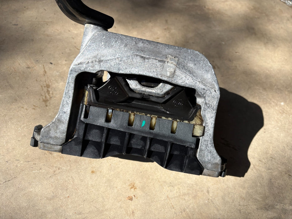 2019 - 2021 GMC ACADIA TRANSMISSION RIGHT SIDE MOUNT BRACKET SUPPORT OEM