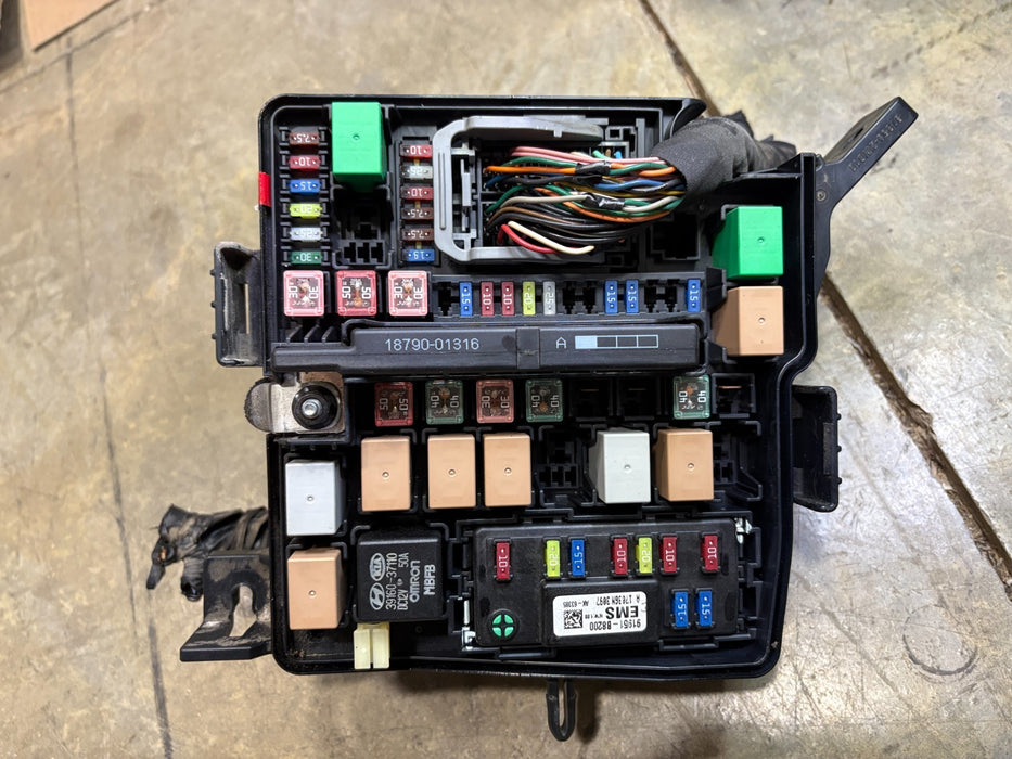 2017-2019 Hyundai Santa Fe Fusebox Fuse Box Relay Module 91311-B8070 OEM