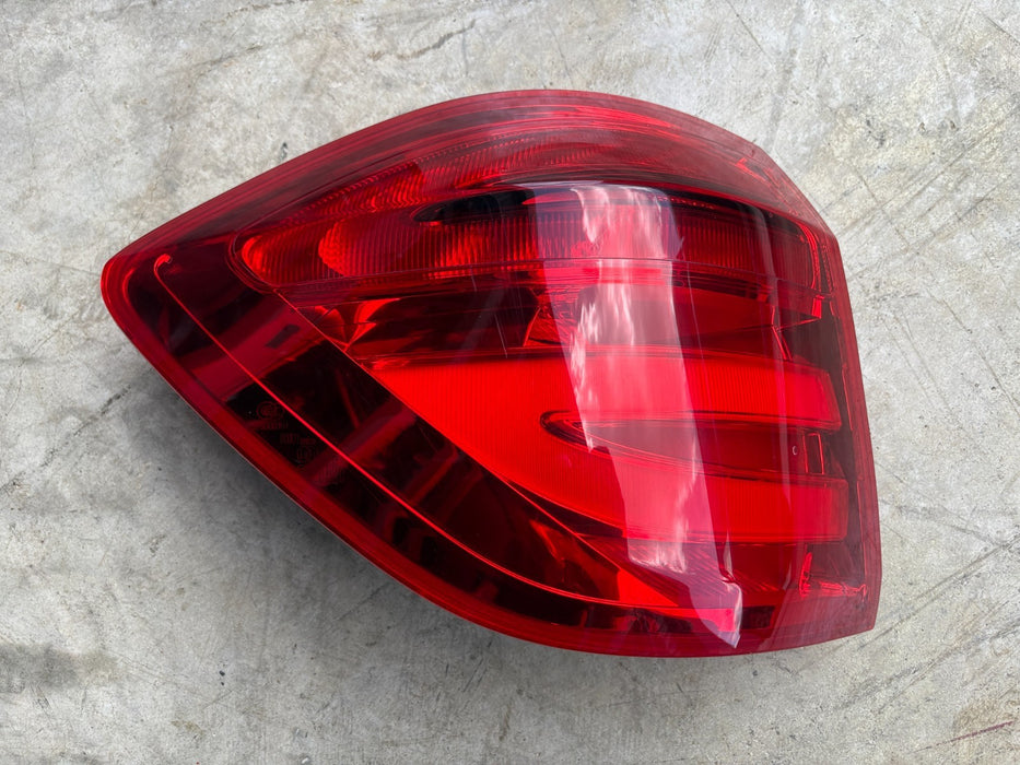 2014-2016 MERCEDES-BENZ GL550 REAR LEFT SIDE QUARTER MOUNT TAIL LIGHT LAMP OEM