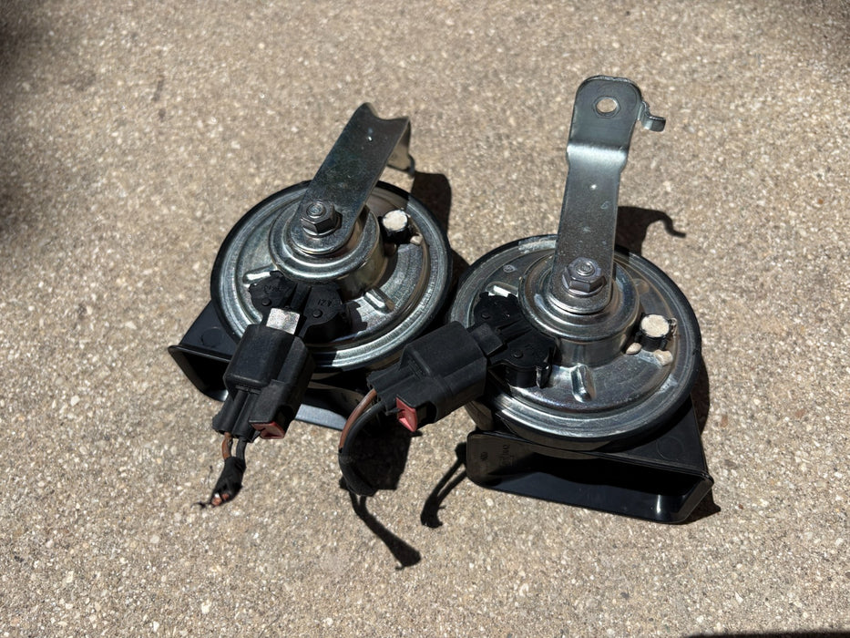 2018 - 2023 Chevrolet Traverse Set Pair Horn Low & High Tone OEM