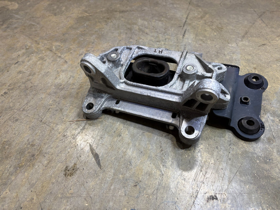 2020 - 2024 NISSAN VERSA AUTOMATIC TRANSMISSION LEFT BRACKET MOUNT SUPPORT OEM