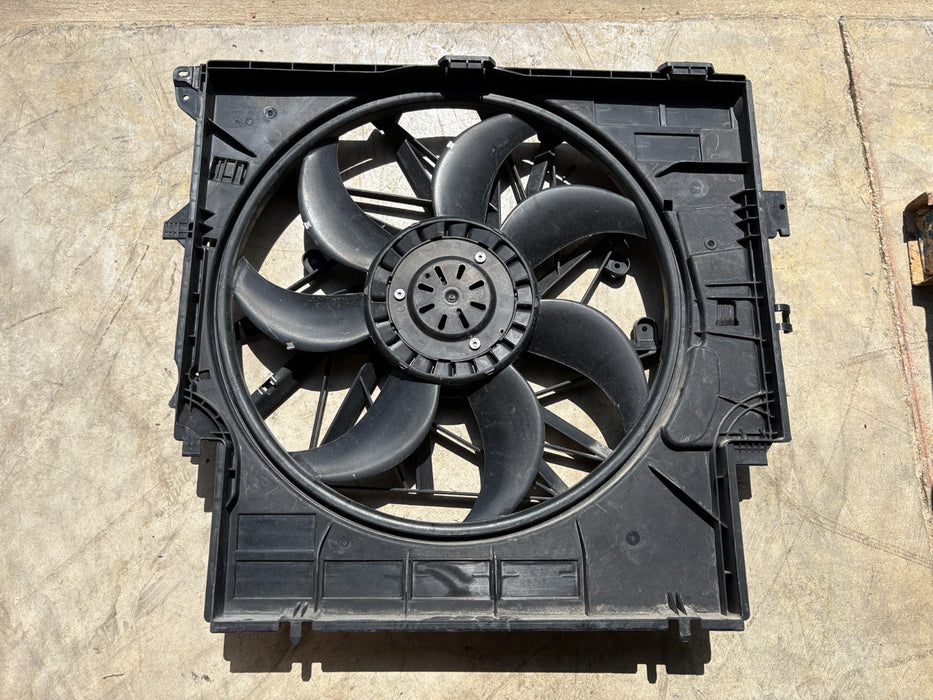 2014 - 2018 BMW X4 2.0L Engine Radiator Cooling Fan Motor Assembly OEM