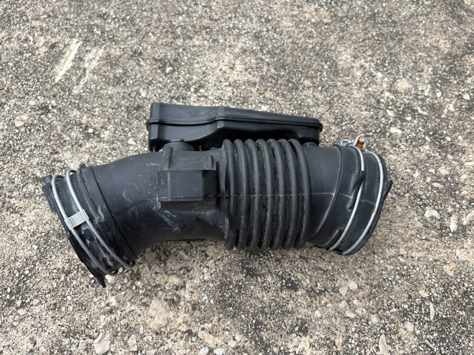 2019 - 2025 TOYOTA COROLLA 2.0L ENGINE AIR INTAKE DUCT HOSE TUBE 17881-24050 OEM