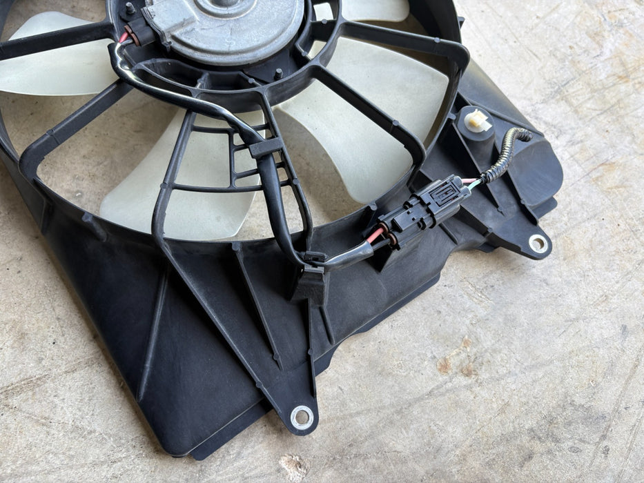 2015-2016 Honda Cr-v Driver Left Side Radiator Fan Motor Assembly OEM