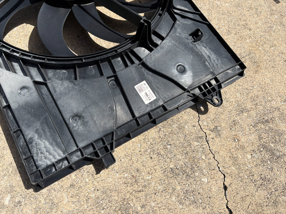 2019-2020 HYUNDAI SANTA FE 2.4L RADIATOR COOLING FAN ASSEMBLY OEM 25304S2500