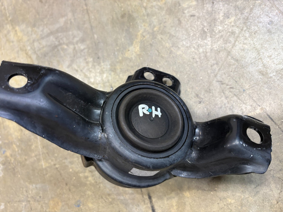 2013-2018 HYUNDAI SANTA FE 3.3L FWD Front RH Right Engine Mount Bracket, OEM