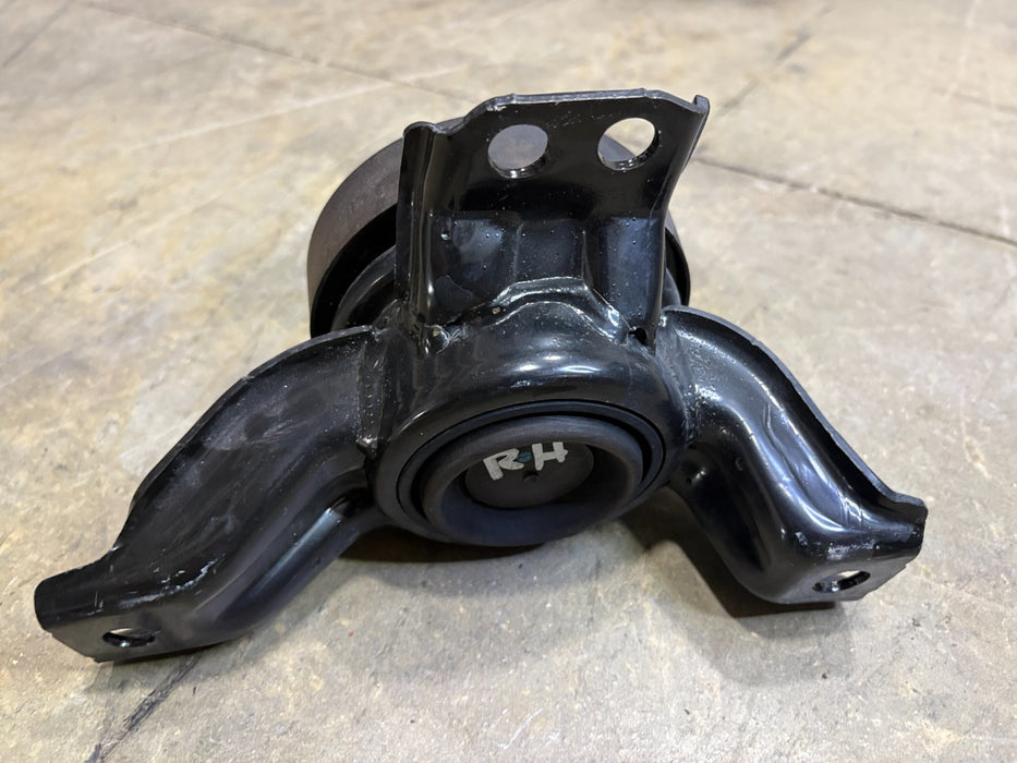 2013-2018 HYUNDAI SANTA FE 3.3L FWD Front RH Right Engine Mount Bracket, OEM