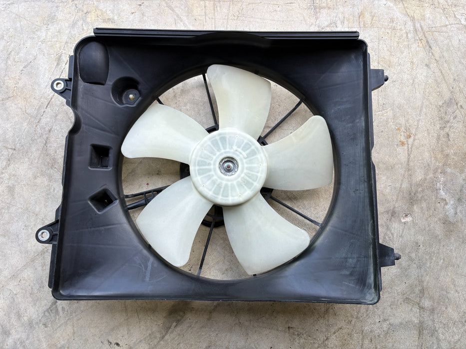 2015-2016 Honda Cr-v Driver Left Side Radiator Fan Motor Assembly OEM