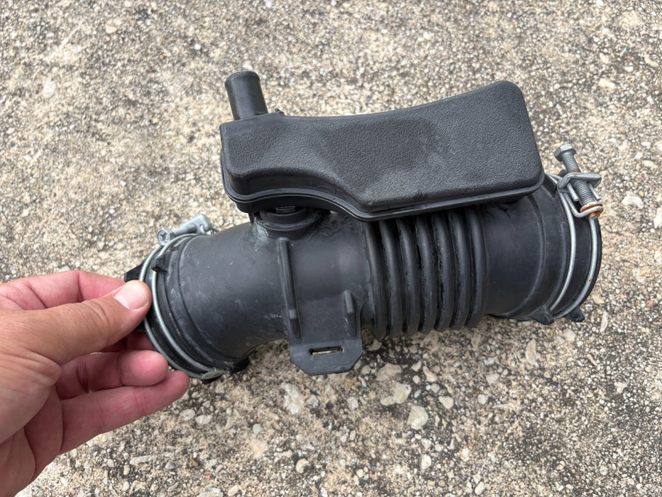 2019 - 2025 TOYOTA COROLLA 2.0L ENGINE AIR INTAKE DUCT HOSE TUBE 17881-24050 OEM