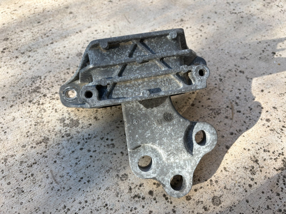 2018 - 2021 Chevrolet Equinox 1.5L Turbo Engine Mount Left OEM