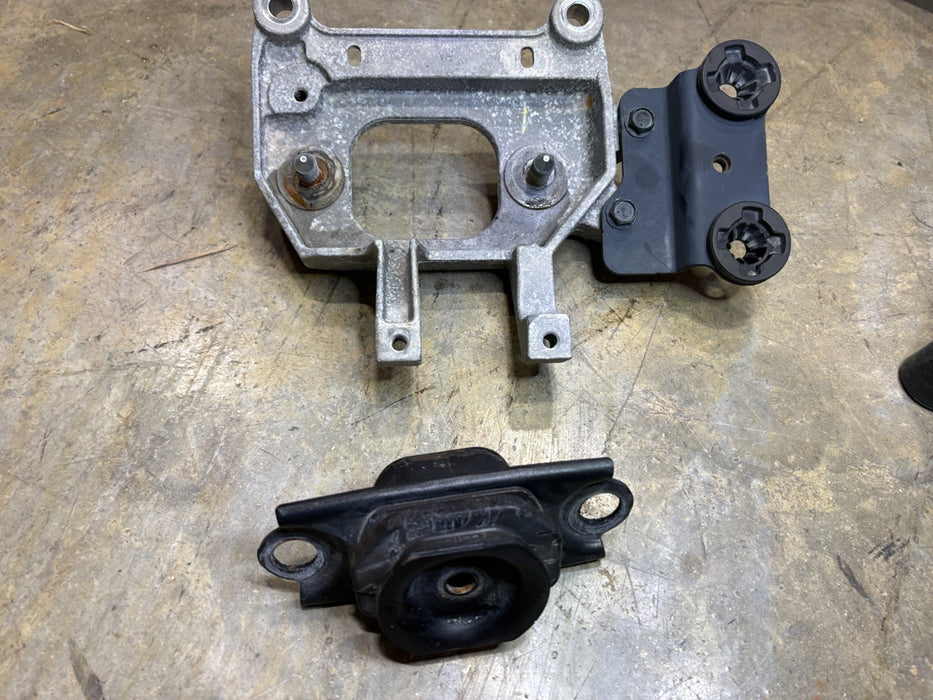 2020 - 2024 NISSAN VERSA AUTOMATIC TRANSMISSION LEFT BRACKET MOUNT SUPPORT OEM