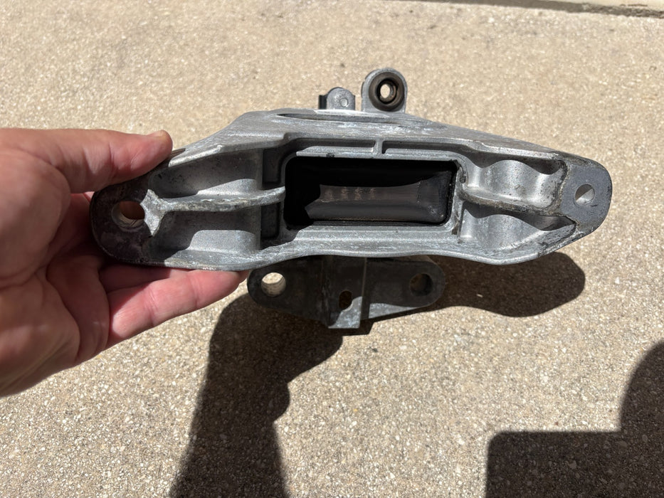 2018-2020 CHEVROLET EQUINOX 1.5L ENGINE MOUNT RIGHT SIDE BRACKET OEM 84322223