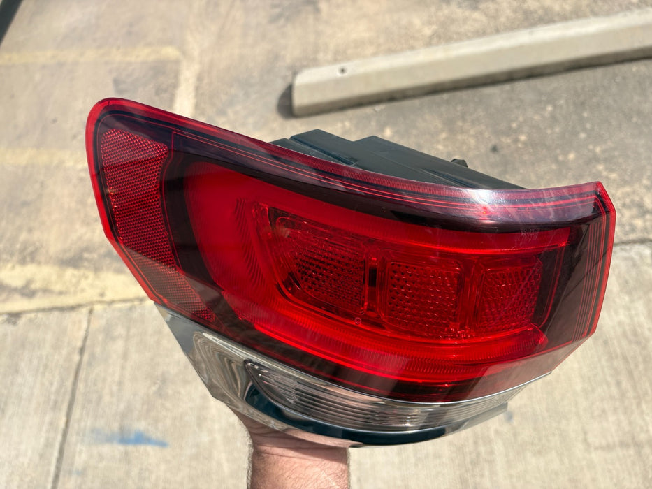 2020-2022 JEEP GRAND CHEROKEE Left Driver Side Outer Taillight P68471329AA OEM