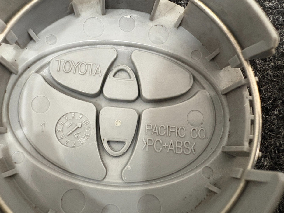 TOYOTA Camry WHEEL RIMS CENTER HUB CAP CAP SILVER BASE CHROME LOGO 62MM