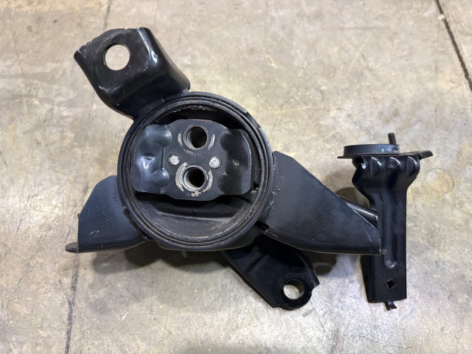 2013-2018 Hyundai Santa Fe Ultima 3.3L Left Transmission Mount OEM